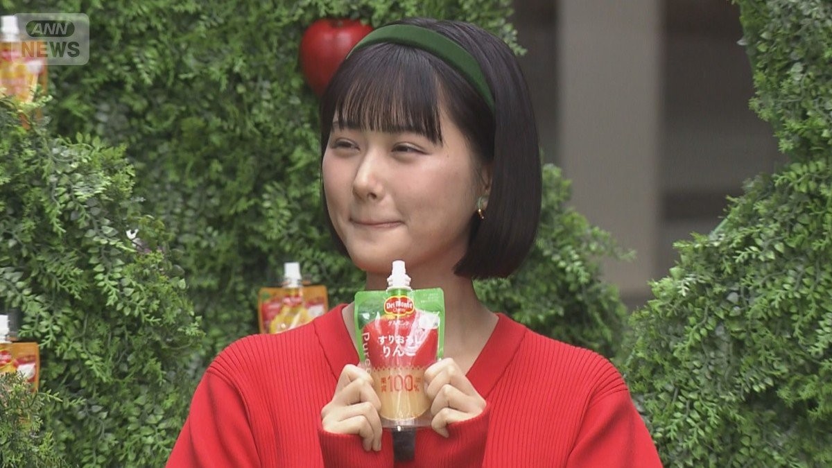 【原菜乃華】真っ赤なワンピースと緑のカチューシャを添えた“りんご衣装”で登場！満面の笑みで「おいしい！」