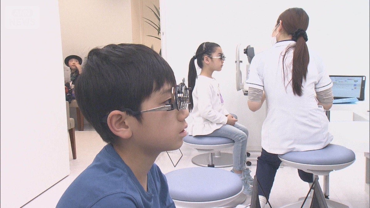 スマホ長時間使用で子どもの近視が深刻に　早めの対策重要　最新の治療法を取材