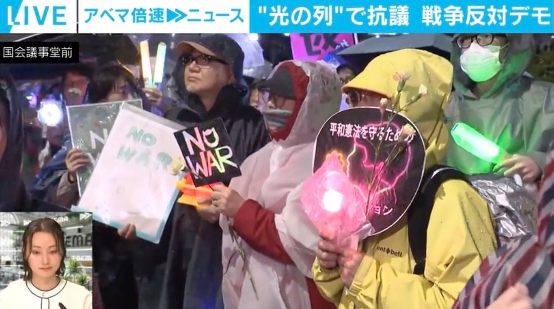 「戦争反対デモ」なのにまるで野外コンサート？ 参加者は一人が多い？ ペンライト輝く国会議事堂前を取材