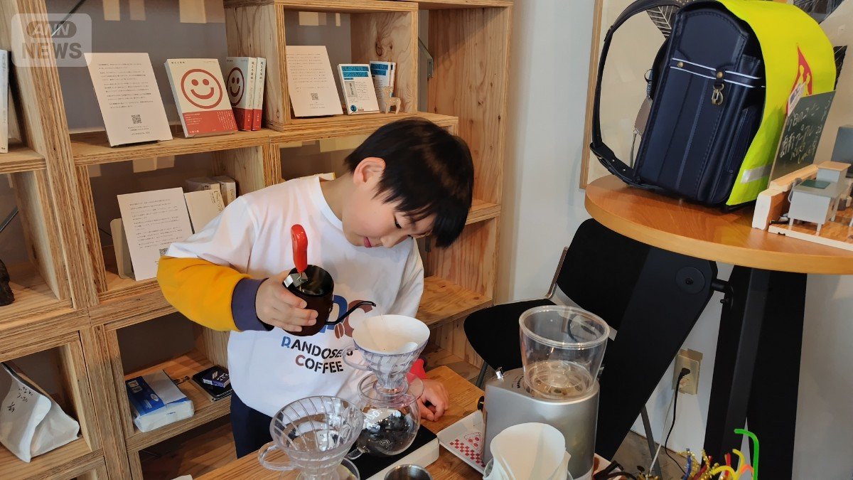 2024年3月24日、ポップアップショップでコーヒーを淹れる俊介さん