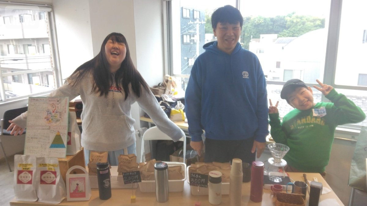 2024年11月10日、ポップアップショップに立った俊介さん、父・知誠さん、母・舞奈美さん