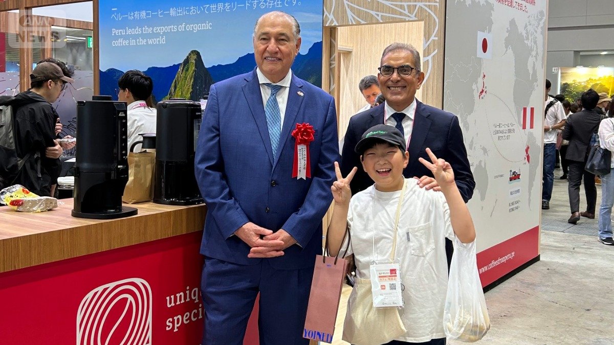 2025年9月30日、コーヒーの展示会でペルー大使だったセミナリオさんと再会した俊介さん（提供：舞奈美さん）