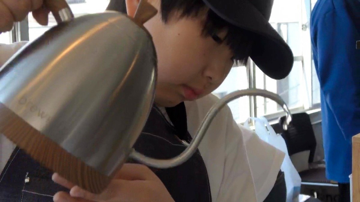 2026年3月21日、真剣な表情でコーヒーを淹れる俊介さん