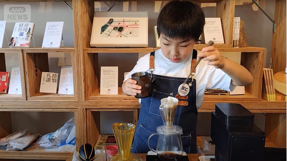 2024年8月24日、ハリー・ポッターの杖のおもちゃをマドラーとして使い、コーヒーを淹れる俊介さん