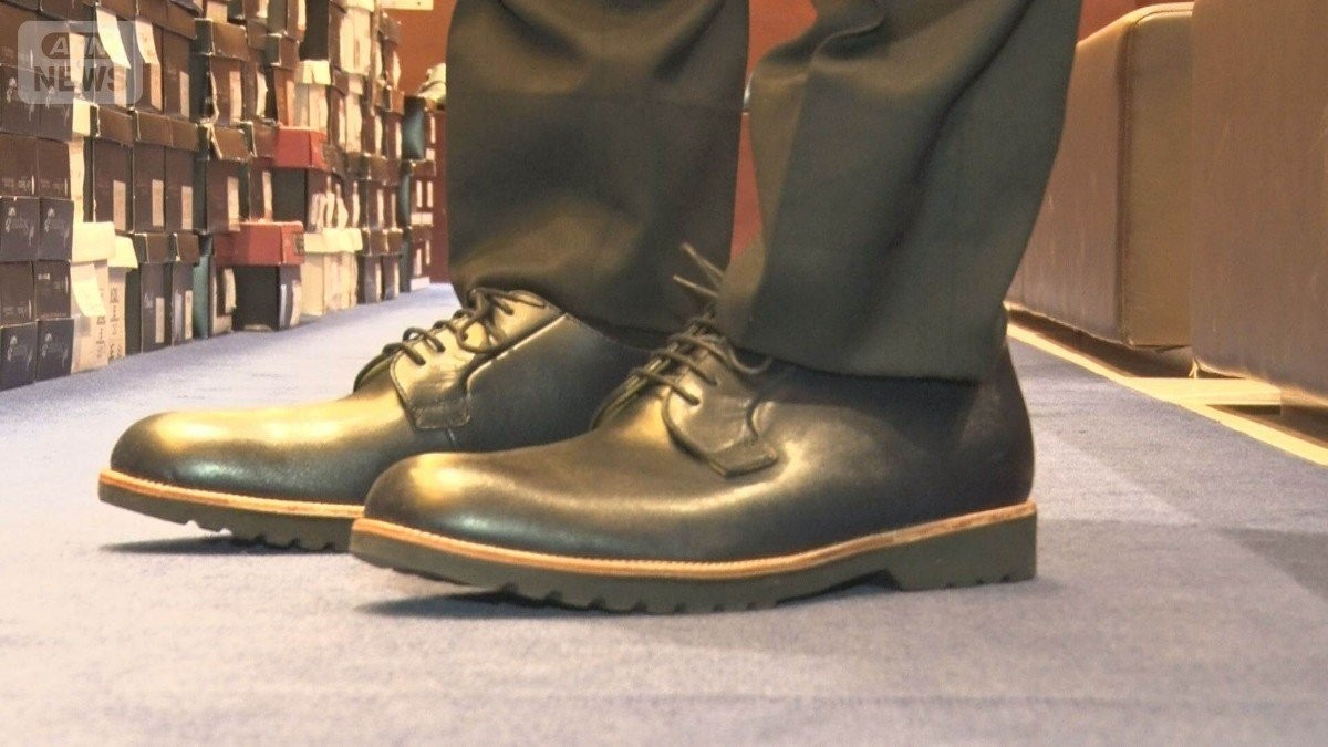 革靴風スニーカー人気　市場拡大で売り上げ10倍「疲れない」　見た目はわからない？