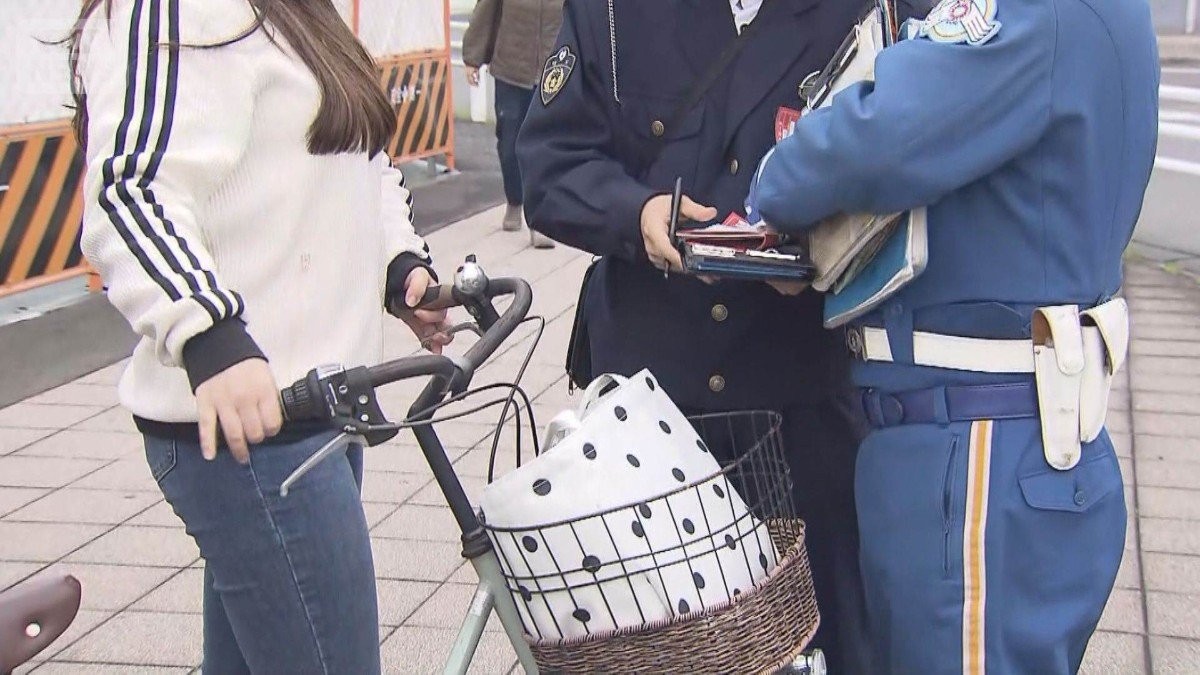 自転車の青切符制度スタート　逆走、スマホ、信号無視…初日に違反相次ぐ