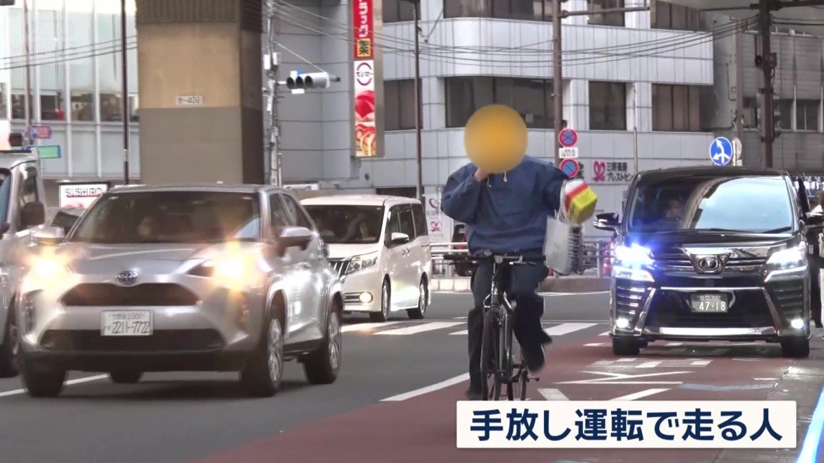 手放し運転で走る人