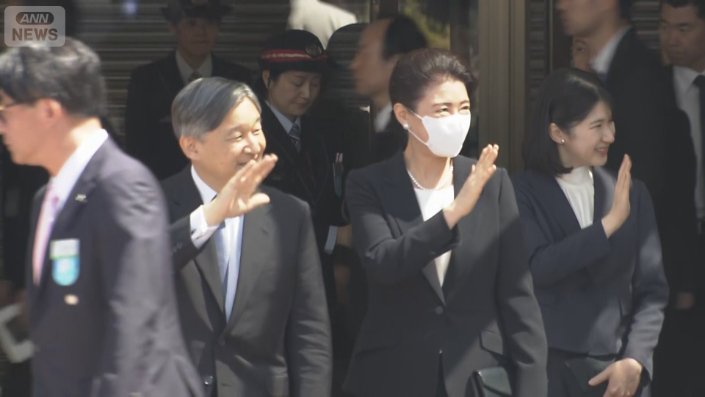 市民らに手を振る天皇ご一家