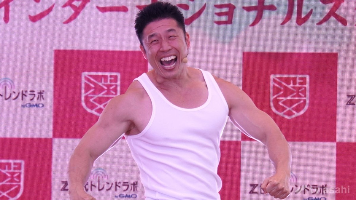 なかやまきんに君、女子校の入学式にサプライズ登場！「好きな事をやり続けて」とエール