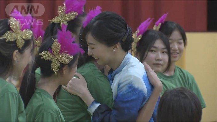歓迎のサンバを披露した子どもたちとハグする佳子さま