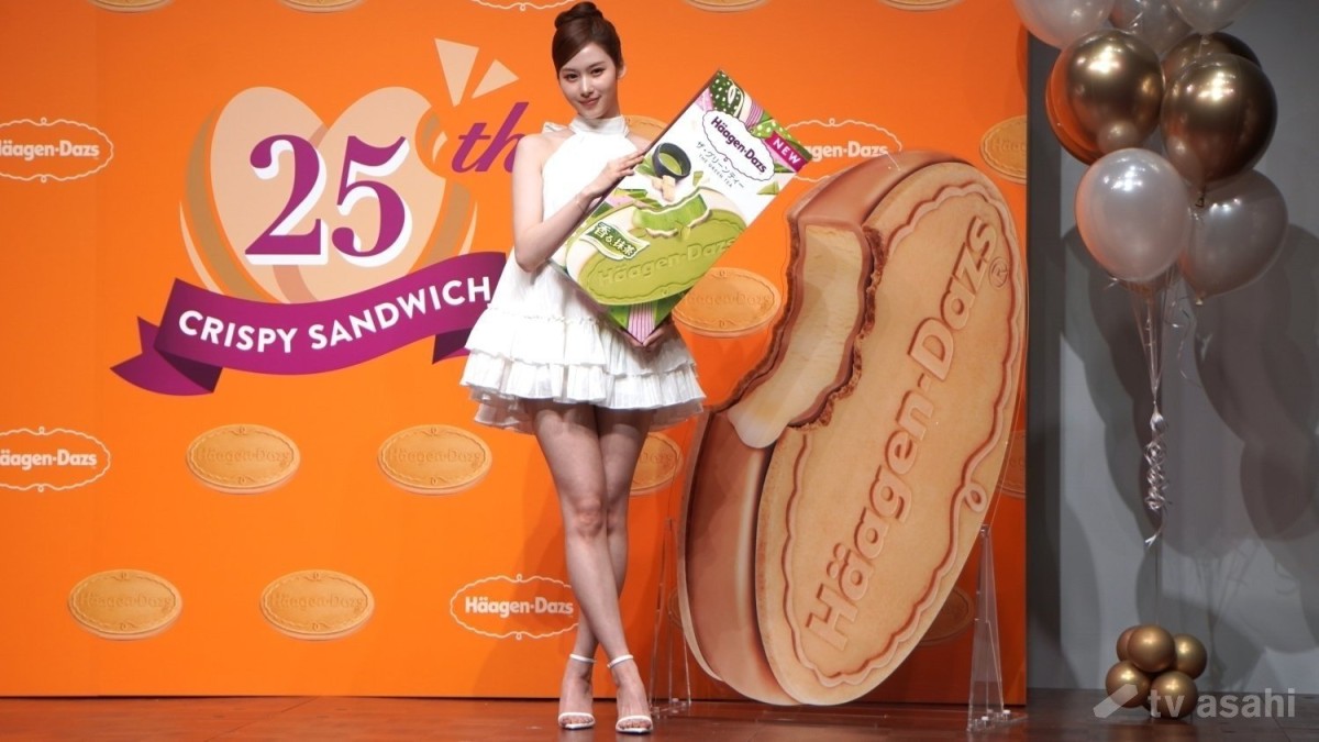 TWICE（バラ売り） TWICE・SANA、超ミニドレスで美脚がキラリ！首元には…