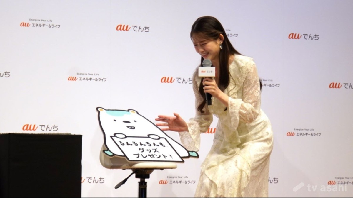 松村沙友理、「母性わいちゃ〜う！」とキャラクターパネルを抱っこしてゆらゆら