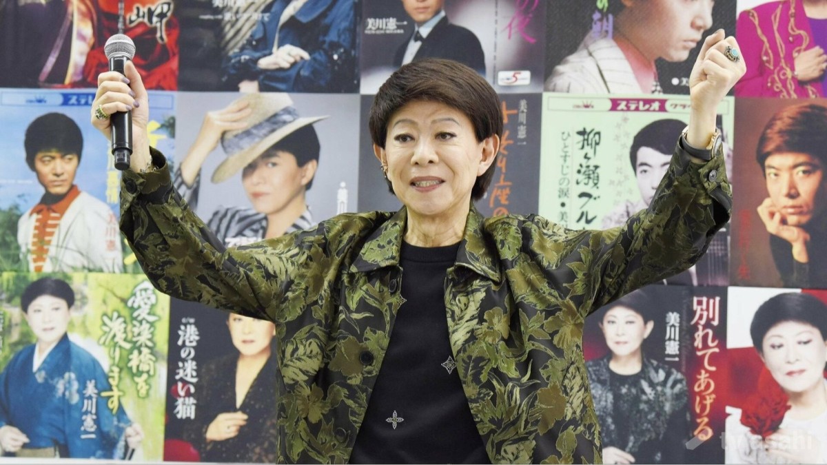 美川憲一、B’z松本孝弘からの誕生日プレゼントは「エルメスのすてきなブランケット」