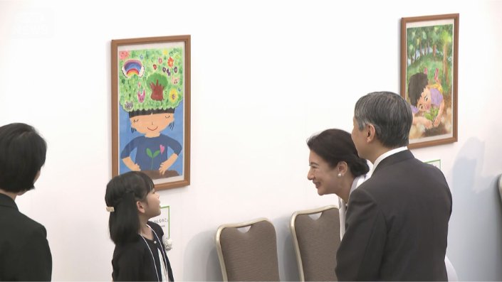 ポスターのコンクールの入賞者らと