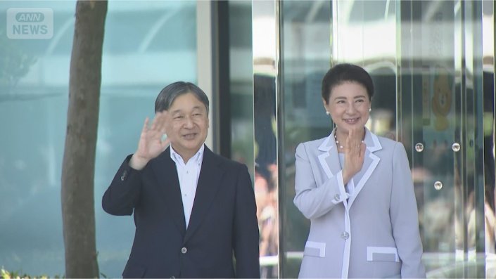 笑顔で手を振る天皇皇后両陛下