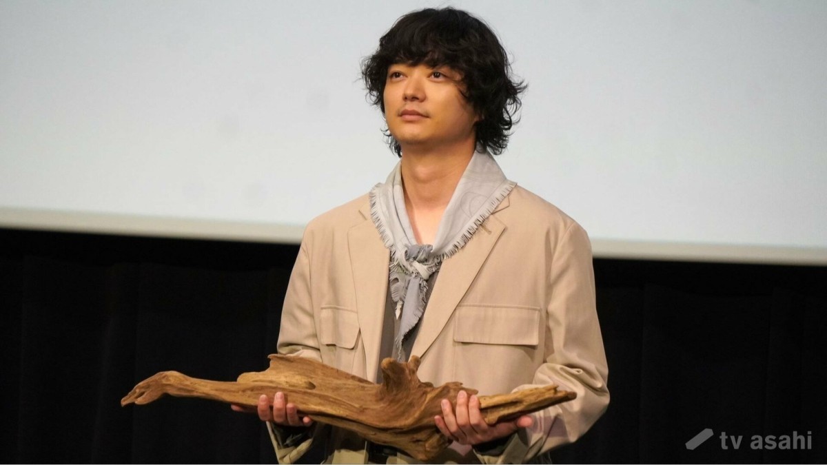 染谷将太、オーディションで勝ち抜いた“流木”を持って舞台挨拶「流木映画ではないんですけど…」