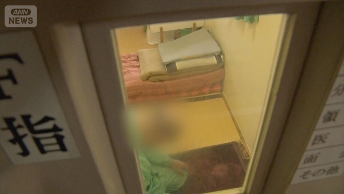 敷物を敷いて礼拝を行うイスラム教徒のセルビア人受刑者B