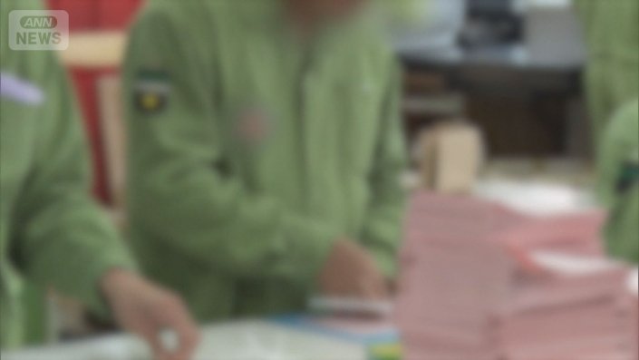 帳簿や伝票などの印刷を行う「印刷工場」　49人中26人が外国人