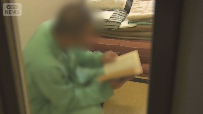 聖書を読む外国人受刑者C
