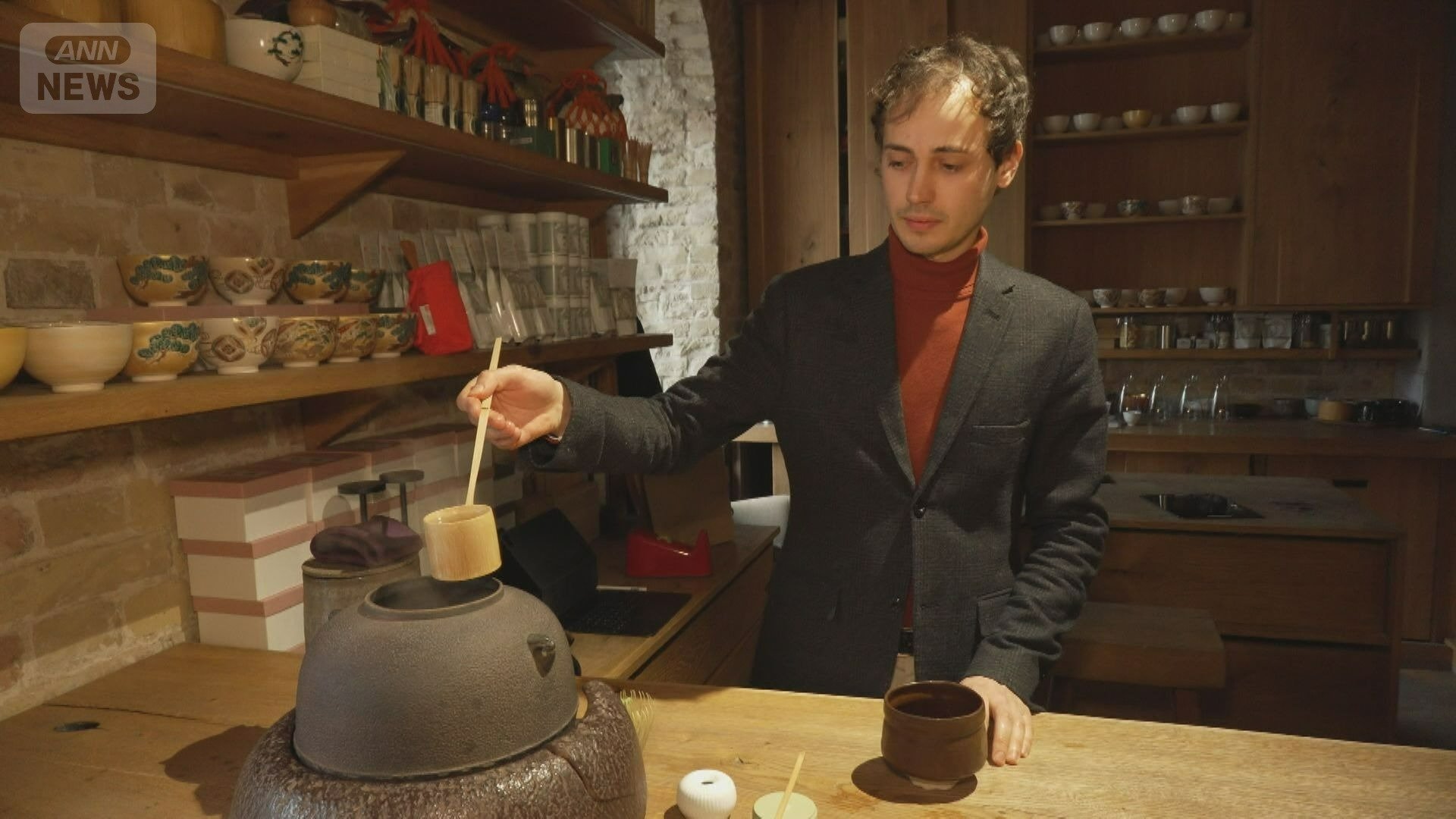 抹茶を点てるノスコさん