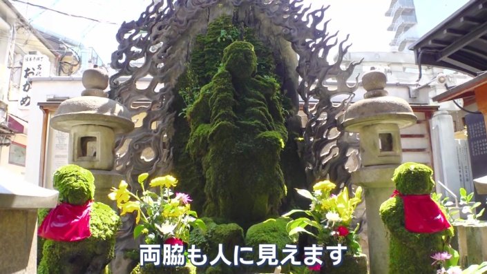 コケだらけの3体の石像