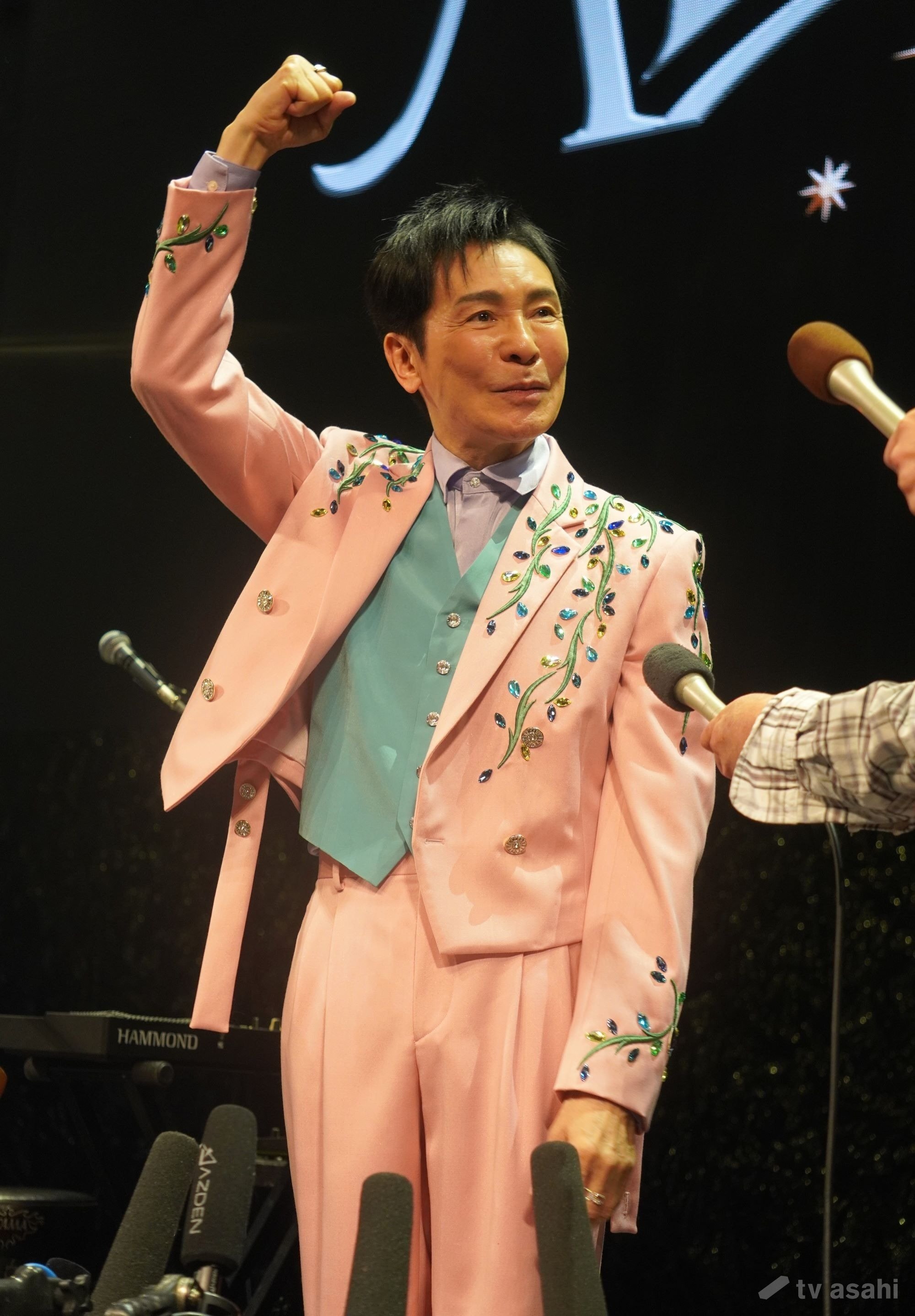 郷ひろみ本人がLIVE中で着用していたFENDYシャツ 画像まとめ】郷ひろみ、“紅白出場一区切り”に言及「けん玉で写っている