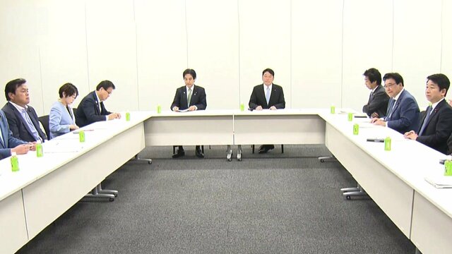 秋の叙勲」受章者に天皇陛下が勲章を手渡し