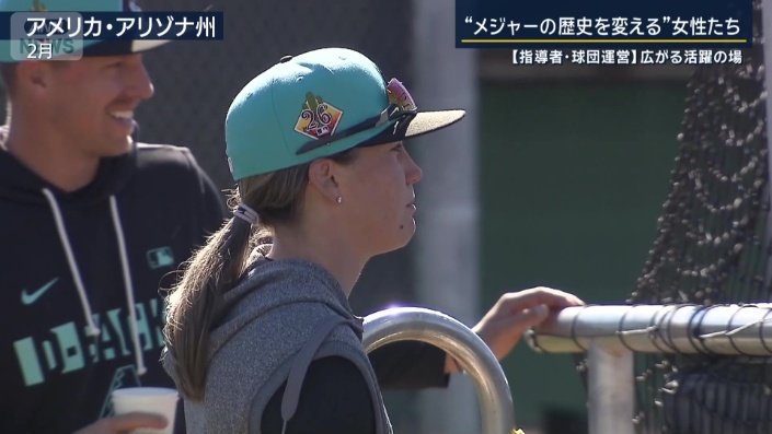 ケージの裏から鋭い視線を送る女性