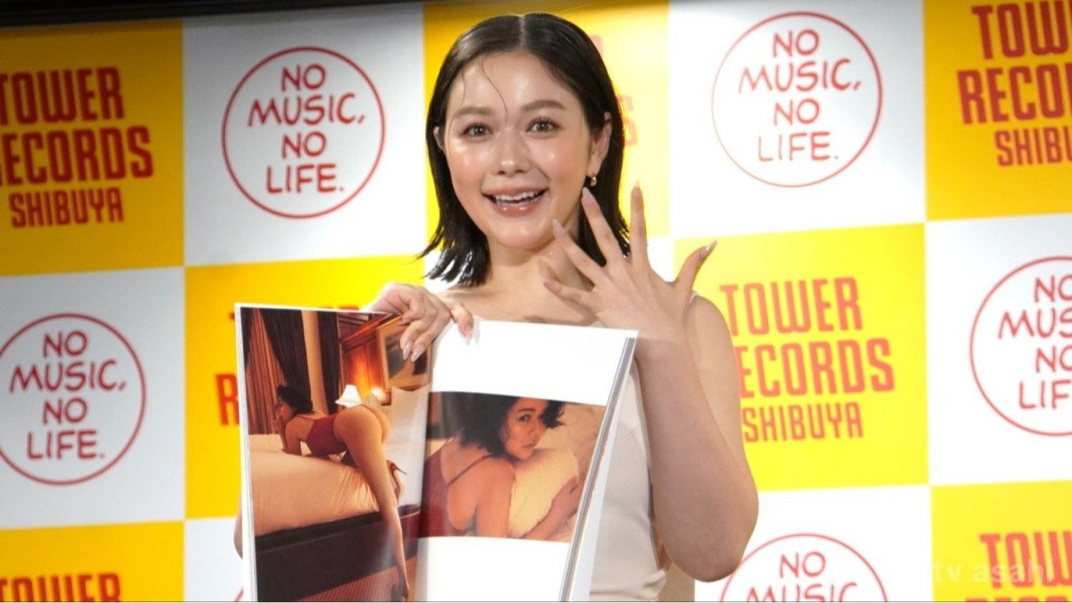 “おっぱい大先生”の村重杏奈、「次は“ケツ番長”と呼ばれたい」と自慢の桃尻アピール