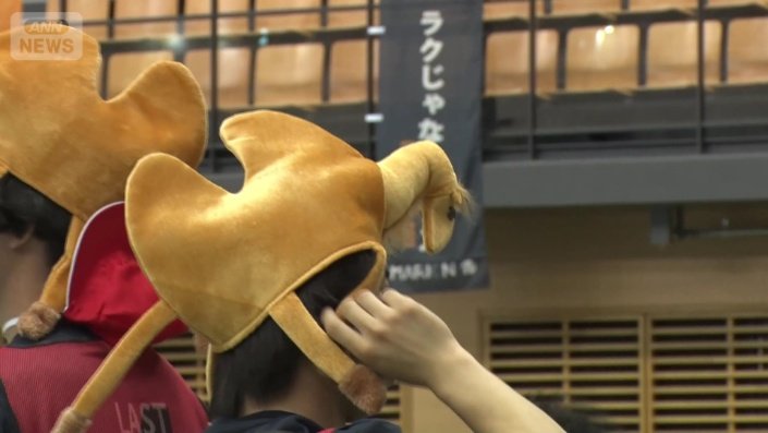 ラクダのかぶりものをして競技に挑む
