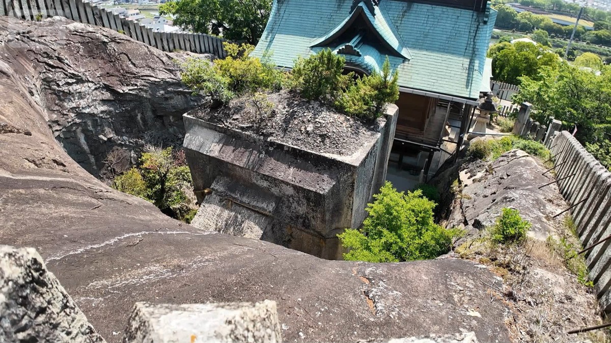 “宙に浮く”巨大岩や狭すぎる橋、神秘的な田園風景　兵庫・秋田の街の不思議を調査