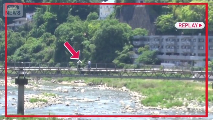 橋ですれ違う時にカニ歩き