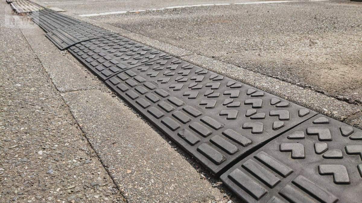 段差解消プレートの道路設置は「違法」　事故や排水妨げる恐れ　自治体が撤去呼びかけ