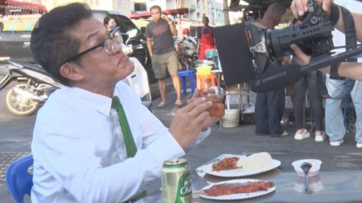 タイで人気の52歳日本人インフルエンサー　サラリーマン姿でグルメ紹介　復興への思い