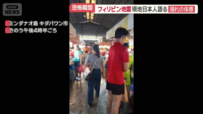 市場では買い物をする人の姿
