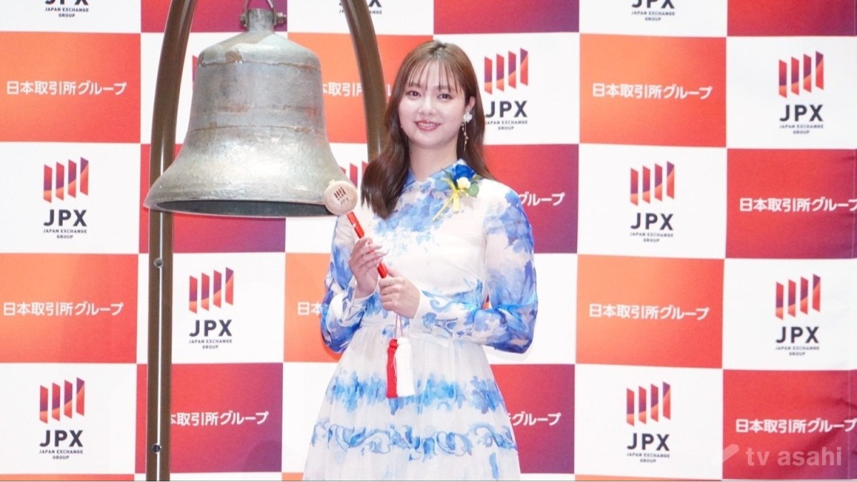 新川優愛、「インベスコQQQ」上場セレモニーで打鐘「身が引き締まる思い」