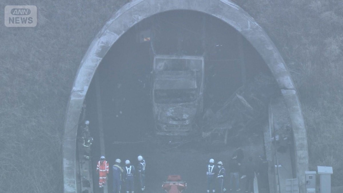 運転中にスマホで料理動画　時速82キロで13秒間脇見　新名神6人死亡事故で初公判