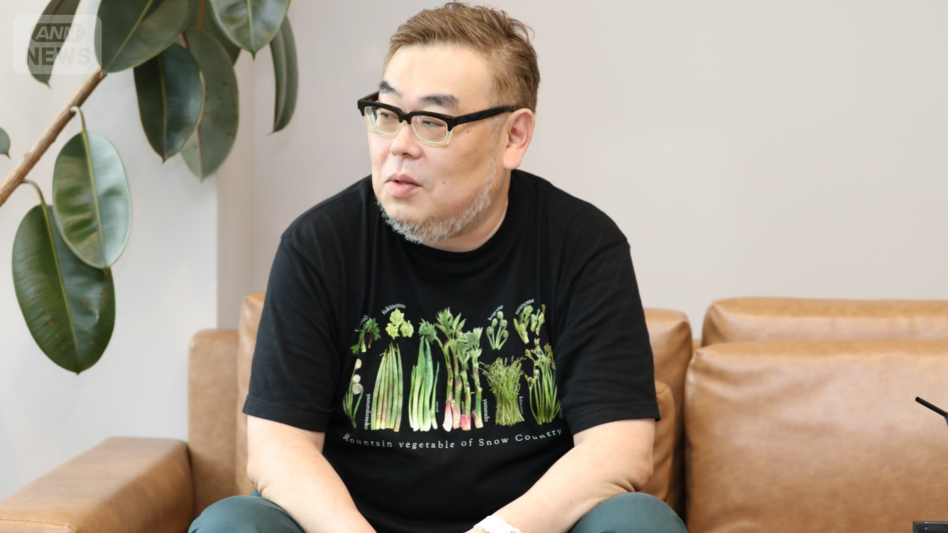 城氏のエピソードを聞く綱本氏