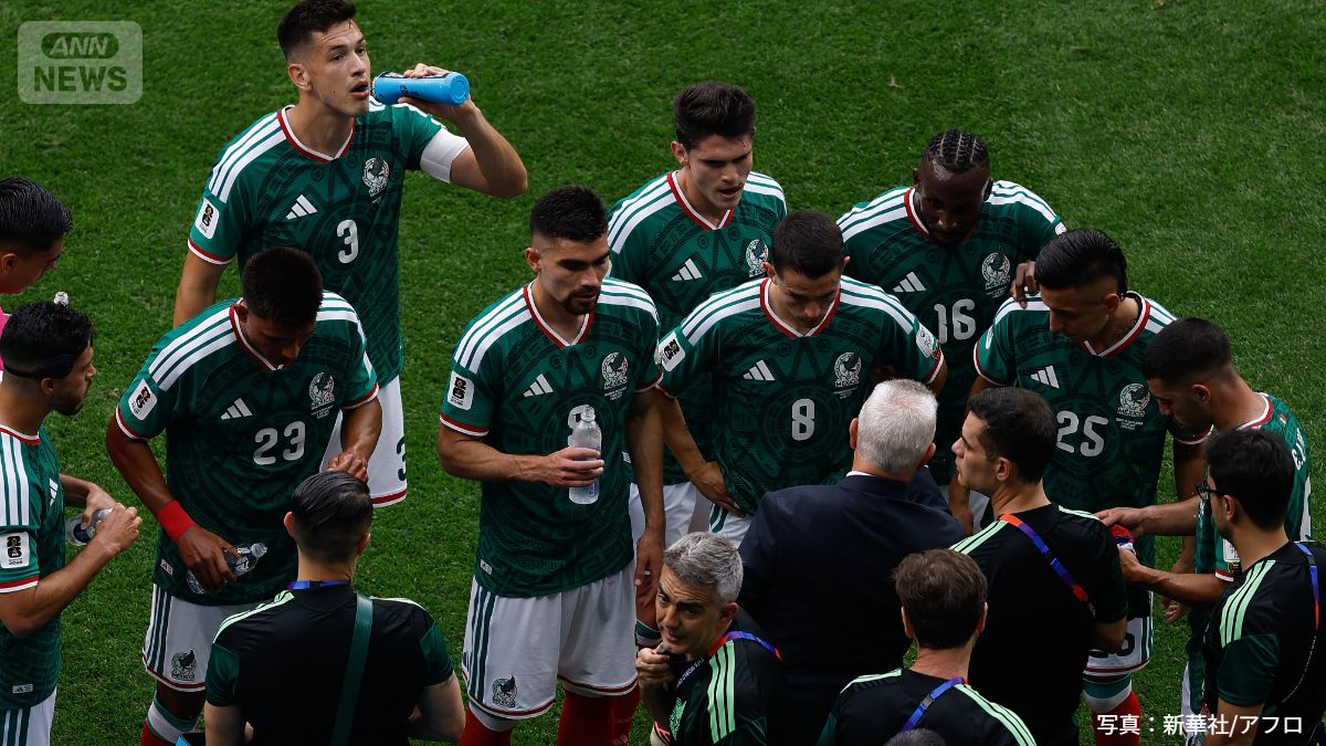 飲水タイム中のメキシコチーム(2026年6月12日)