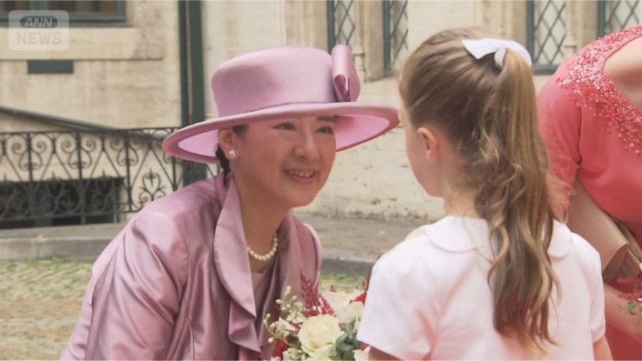 花束を受け取る雅子さま