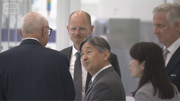 説明を聞く天皇陛下