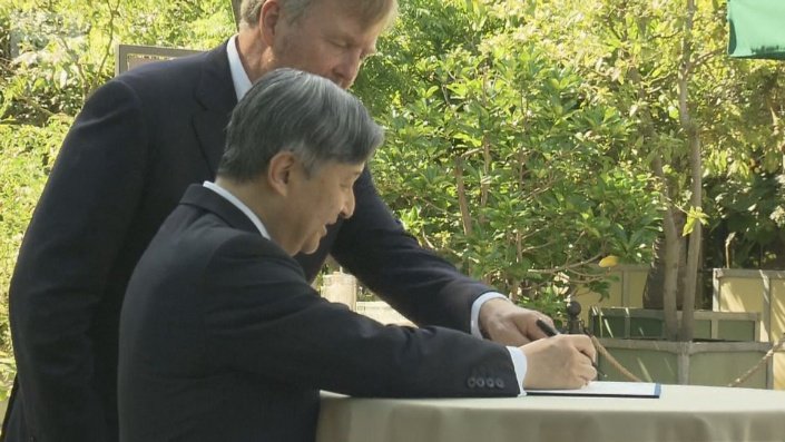 記帳する陛下