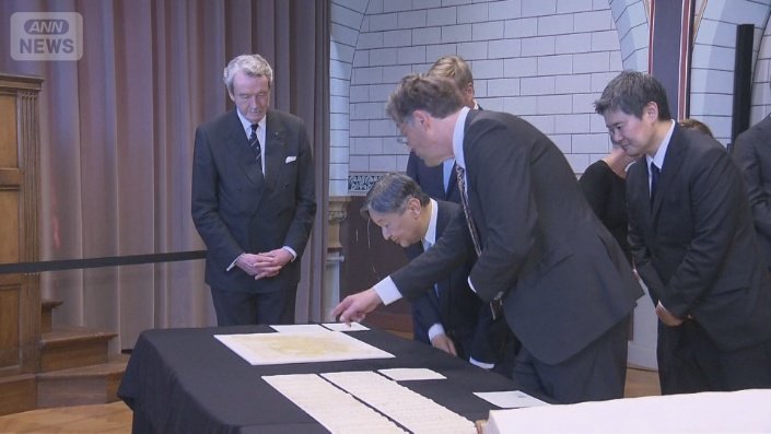 説明を受ける天皇陛下