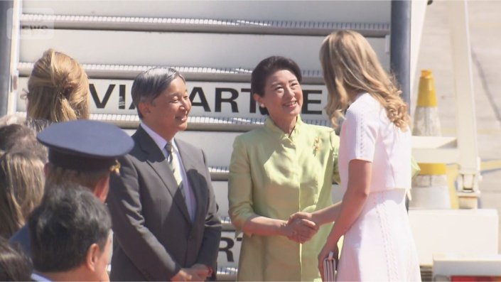 握手する雅子さま　ベルギーに到着した両陛下