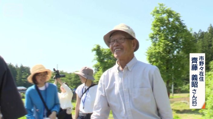 集落の話を聞きながら散策