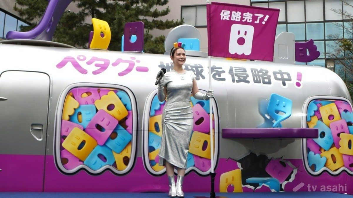 村重杏奈「恥ずかしさは…」全身シルバーの衣装で登場！