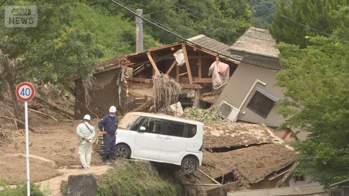 雨降ってないのに土砂崩れ　女性の体一部埋まり大けが　農業用水路から水漏れ？　大分