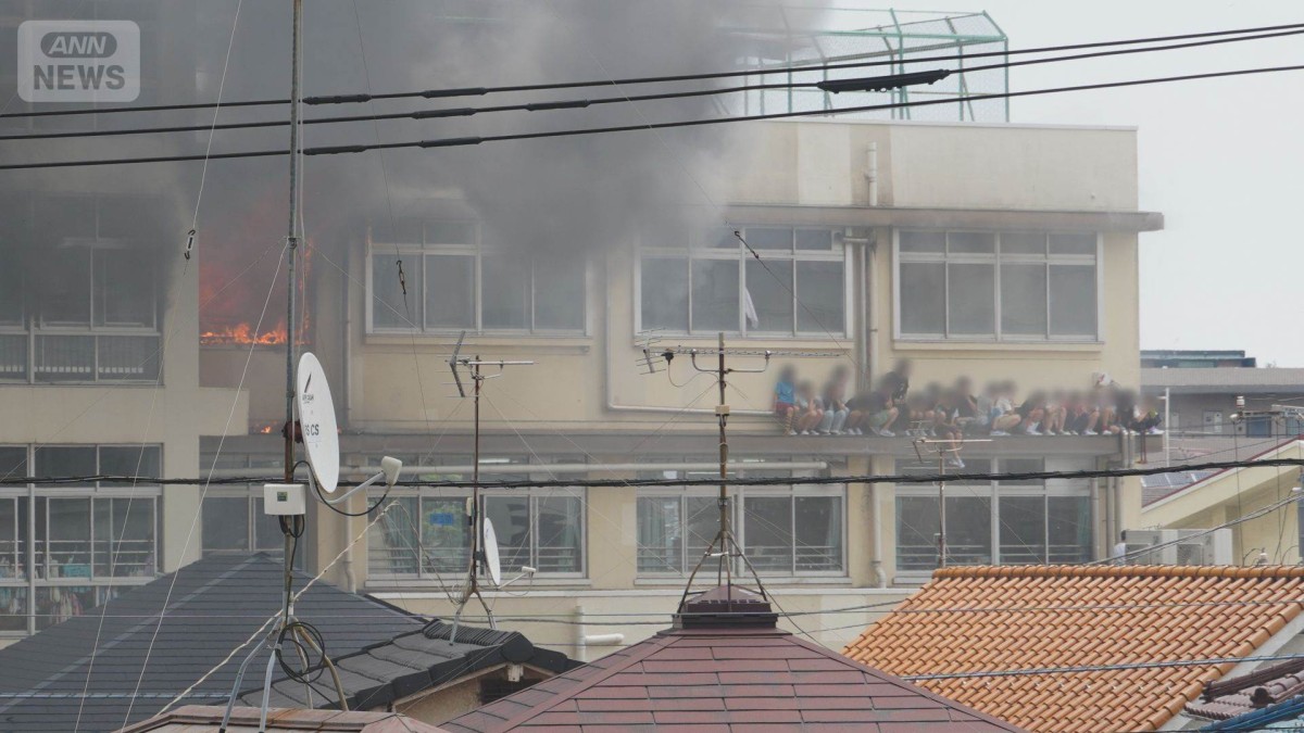 ストーブが出火原因？児童らがひさしに取り残される　授業中の小学校で火事　11人搬送