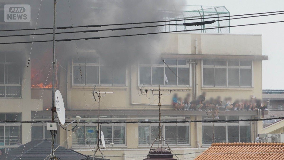 小学校の音楽室で火事　窓から脱出…ひさしに避難　使っていないストーブから出火か