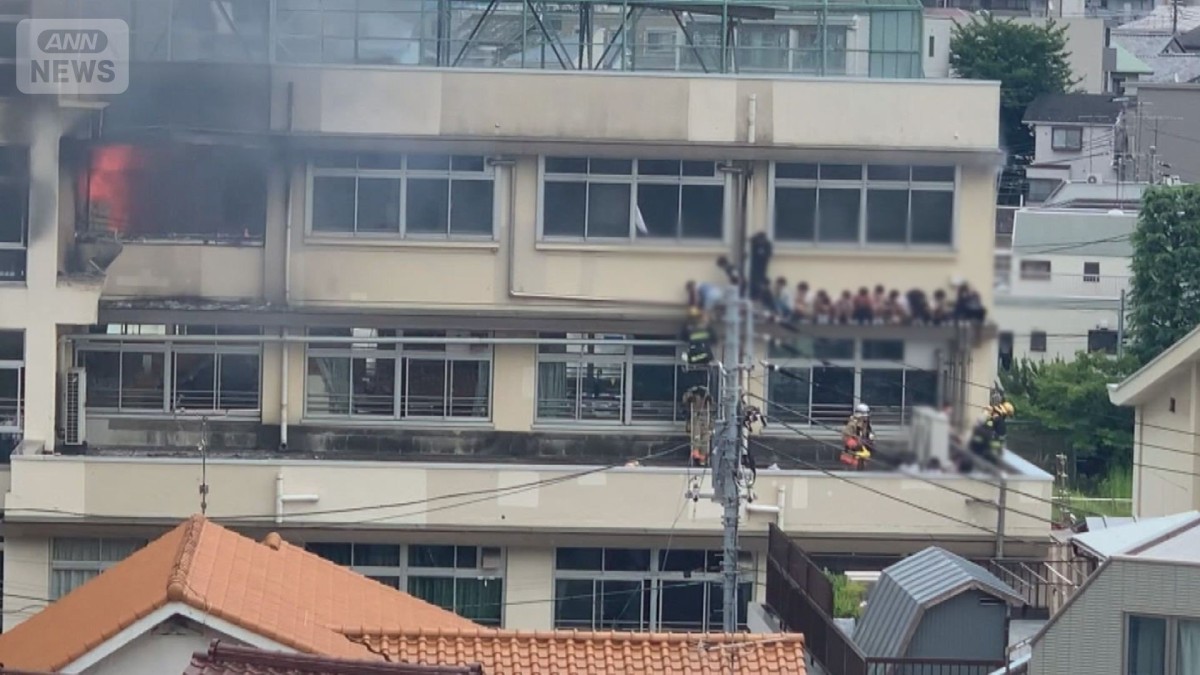 音楽教師「洗濯物を乾かしていた」東京・小学校火事　失火の疑いで捜査